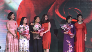 Xúc động chương trình nghệ thuật Bông hồng cài áo