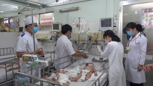 Phút cảnh báo: Làm gì khi trẻ bị co giật do sốt?