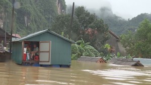 Tin nóng 24h: Độc đáo nhà phao “sống chung với lũ” của người dân rốn lũ Quảng Bình