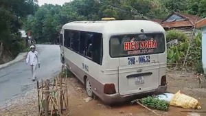 Cha ôm con nhảy khỏi xe khách tuột dốc, con gái va vào đá tử vong