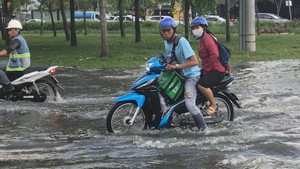 Triều cường chưa đạt đỉnh, người dân TP.HCM đã bì bõm lội nước