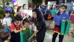 Con em người bán báo Cần Thơ vui đêm hội trăng rằm