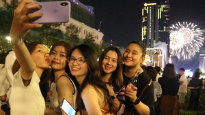 Video: Hơn 7 vạn người háo hức chào năm mới 2020