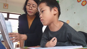 Góc nhìn trưa nay | Cậu bé liệt tứ chi và khát khao đến trường