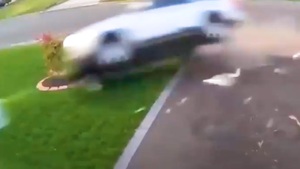 Video: Nữ tài xế lao ôtô vào nhà người dân