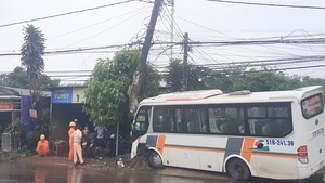 Video: Xe khách đâm đầu vào cột điện, hàng chục hành khách hoảng loạn