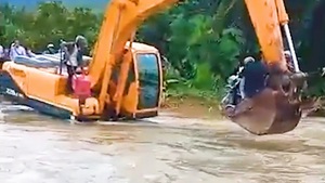 Video: Qua sông bằng máy xúc vì... lũ lớn