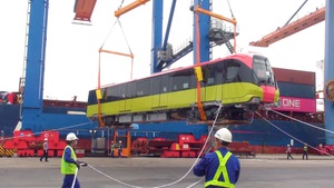 Video: Cận cảnh xếp dỡ đoàn tàu metro Nhổn - ga Hà Nội tại cảng Hải Phòng