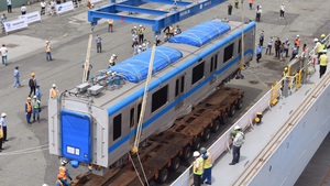 Video: Cận cảnh đoàn tàu metro đang được cẩu lên xe để chuyển về depot Long Bình, quận 9