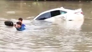 Video: Ô tô đánh lái tránh xe tải rồi lao thẳng xuống sông ở Kiên Giang