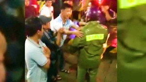 Video: Tài xế vây trạm BOT Ea Đar, quốc lộ 26 qua Đắk Lắk tê liệt nhiều giờ