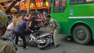 Video: Người đàn ông bị xe buýt cuốn vào gầm