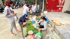 Video: Chợ căng dây, yêu cầu người mua bán giãn cách an toàn