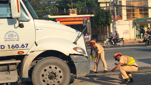 Video: Mua hộp bún chưa kịp ăn, nữ công nhân bị xe container leo lên lề cán tử vong