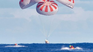 Video: Khoảnh khắc tàu SpaceX chở phi hành gia hạ cánh trên biển