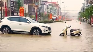 Video: Vừa nâng cấp hệ thống thoát nước 200 tỉ, TP Điện Biên Phủ ngập như sông