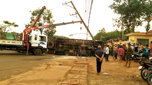 Video: Xe tải đâm gãy cột điện trung thế, 2 người thương vong, nhiều khu vực bị mất điện