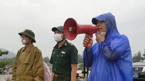 Video: Loa loa loa... đề nghị bà con khẩn trương vào bờ, bão đang di chuyển rất nhanh