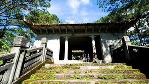 Video: Cụm lăng mộ thân phụ Nam Phương hoàng hậu, danh thắng bị lãng quên nhiều năm