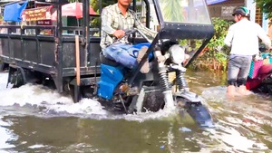 Video: Trời không mưa, đường ở Thủ Đức vẫn ngập tới đầu gối