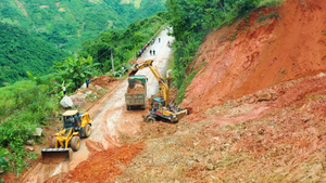 Video: Sạt lở quả đồi trên quốc lộ 15C, gây tắc đường lên huyện Mường Lát