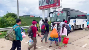 Video: Người về quê không có xe đều được đón đưa qua các tỉnh, không có chuyện phải đi bộ