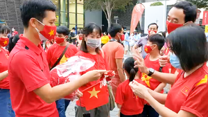 Video: Rực màu cờ đỏ sao vàng ủng hộ thầy trò HVL Park Hang Seo trước trận quyết đấu với Thái Lan