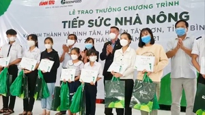 Video: 'Tiếp sức nhà nông' trao thưởng cho 47 học sinh khá, giỏi