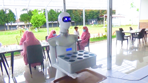 Video: Nhóm sinh viên nữ chế tạo robot phục vụ trong căng-tin trường đại học