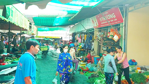 Video: Tiểu thương phản ứng di dời chợ, chính quyền nói không ép