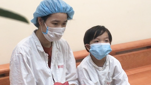 Video: Bệnh nhi ghép tim nhỏ tuổi nhất được ra viện