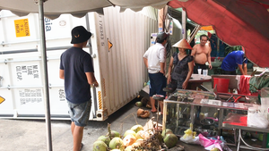 Video: Lật xe, thùng container bay lên vỉa hè, nhiều người thoát chết trong gang tấc