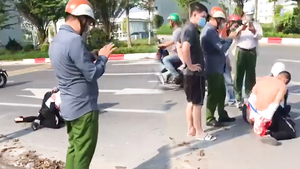 Video: Tường trình của đại úy đứng bấm điện thoại trong lúc tài xế vật lộn với tên cướp