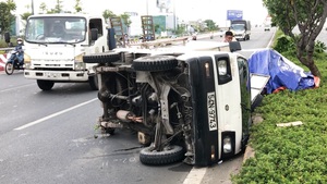 Video: Xe tải gãy trục lật nhào khi vừa đổ dốc cầu Bình Lợi, 2 người bị thương