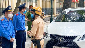 Video: Tài xế xe Lexus có dán giấy ra vào Bộ Công an thách thức tổ liên ngành xử lý vi phạm