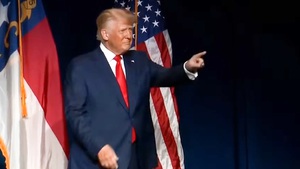 Video: Xuất hiện trên sân khấu, ông Trump nêu con số 10.000 tỉ USD yêu cầu Trung Quốc bồi thường
