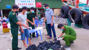 Video: Tàu cá giấu trong 'vách bí mật' 45kg thuốc nổ