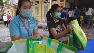 Những giỏ quà nghĩa tình gửi đến sinh viên Lào, Campuchia và công nhân mất việc