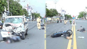 Video: Hai nam thanh niên đi xe máy va chạm ôtô tải, hiện trường có xác chó