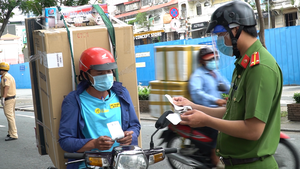 Video: Nhân viên chở tủ lạnh, tivi đi giao sẽ bị lập biên bản vì không phải hàng thiết yếu