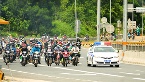 Video: Nối lại trung chuyển hầm Hải Vân, Huế đón những người cuối cùng còn 'rơi rớt' trên đường về quê