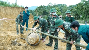 Video: Hủy quả bom nặng 450kg còn nguyên kíp nổ, được phát hiện dưới nền nhà dân