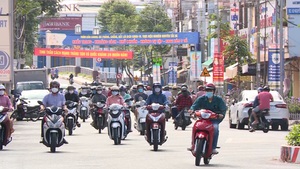 Video: Đường phố nhộn nhịp, hàng quán mở bán trở lại khi Long An giãn cách theo chỉ thị 15