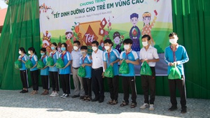 Tết dinh dưỡng cho trẻ em vùng cao: Tặng xúc xích cho học sinh Tây Nguyên