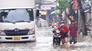 Video: Người dân Cần Thơ dắt xe máy đi làm trong kỳ triều cường cao nhất năm