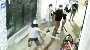 Video: Ném bom xăng, mang nhiều hung khí nguy hiểm chạy rần rần, gây náo loạn một con hẻm