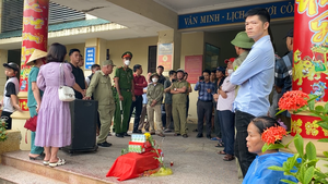 Video: Người dân ở Nghệ An mang hòm bằng sành đặt ở trụ sở phường, ‘tố’ chủ đầu tư xâm phạm mồ mả