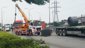 Video: Hai cuộn thép hàng chục tấn trên xe đầu kéo rơi xuống đường ở Bình Chánh