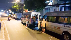 Video: Xe tải, xe hơi nối đuôi nhau gần nửa km từ đêm đến sáng chờ đăng kiểm tại TP.HCM