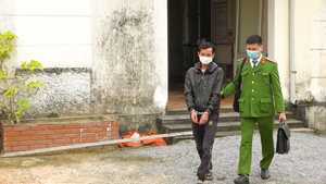 Video: Huy động hơn 100 công an truy bắt được nghi phạm giết cha khi đang trốn trong rừng